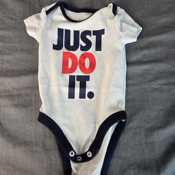 Nike Baby Onesie Lot 6 Months Just Do It Swoosh 2 Piece Bodysuit Set - Picture 2 of 6